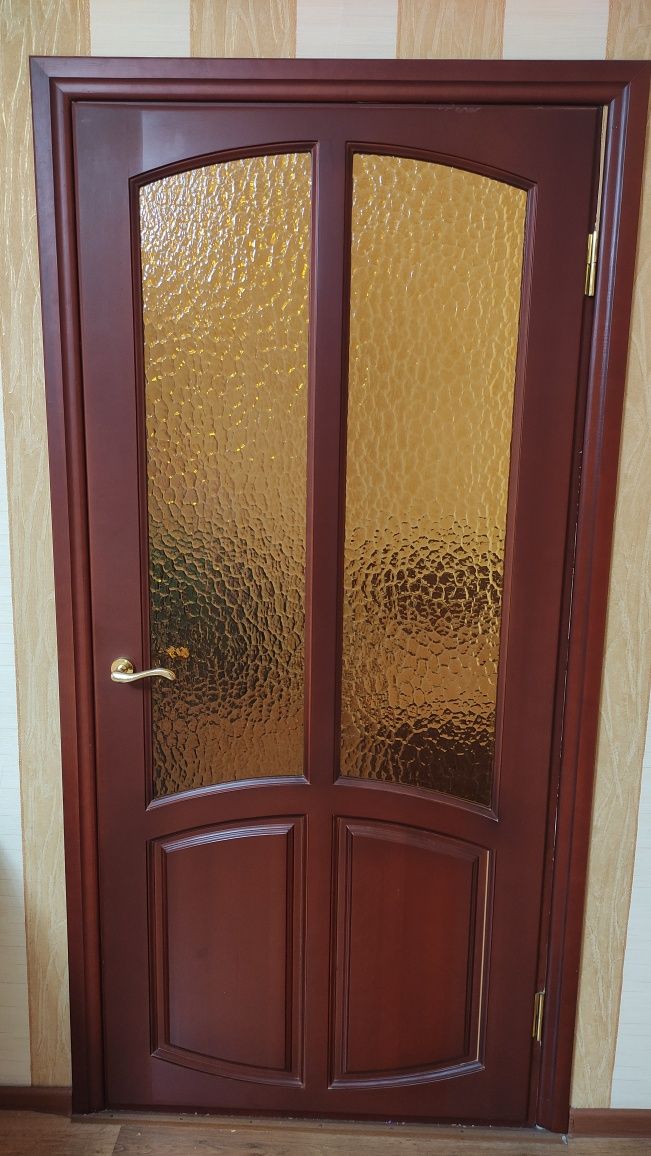 Таза ағаш есіктер, 10 дана. Бағасы 20000 тг. Темір есік 1 дана 60000