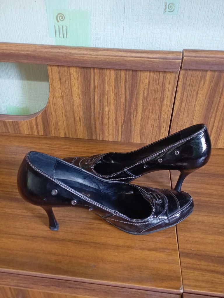 Продам женскую обувь ( много)