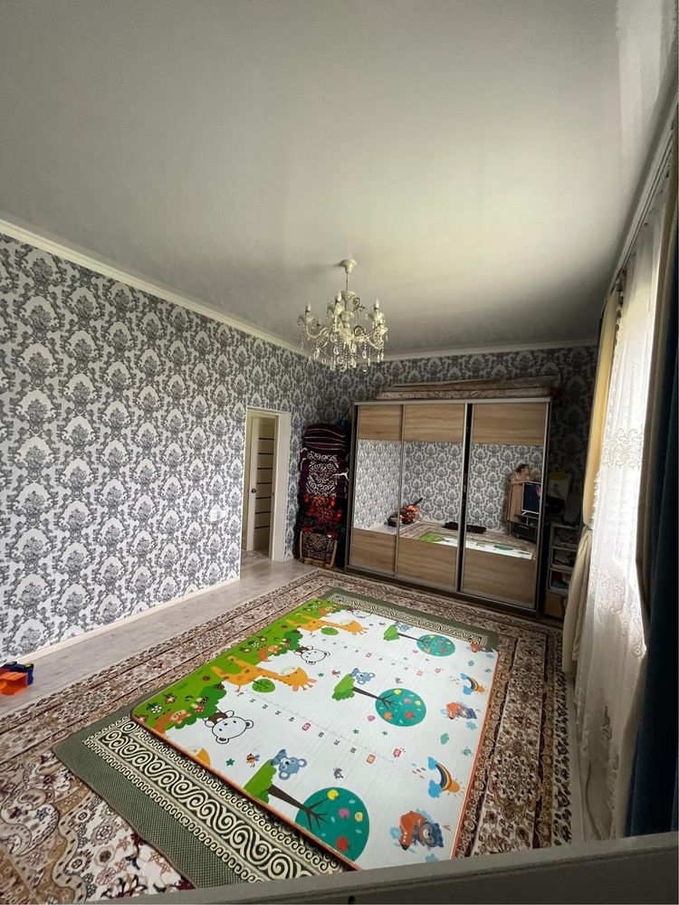 Продам стол стульями,сервант,шкаф с зеркалом,шкаф кремовый