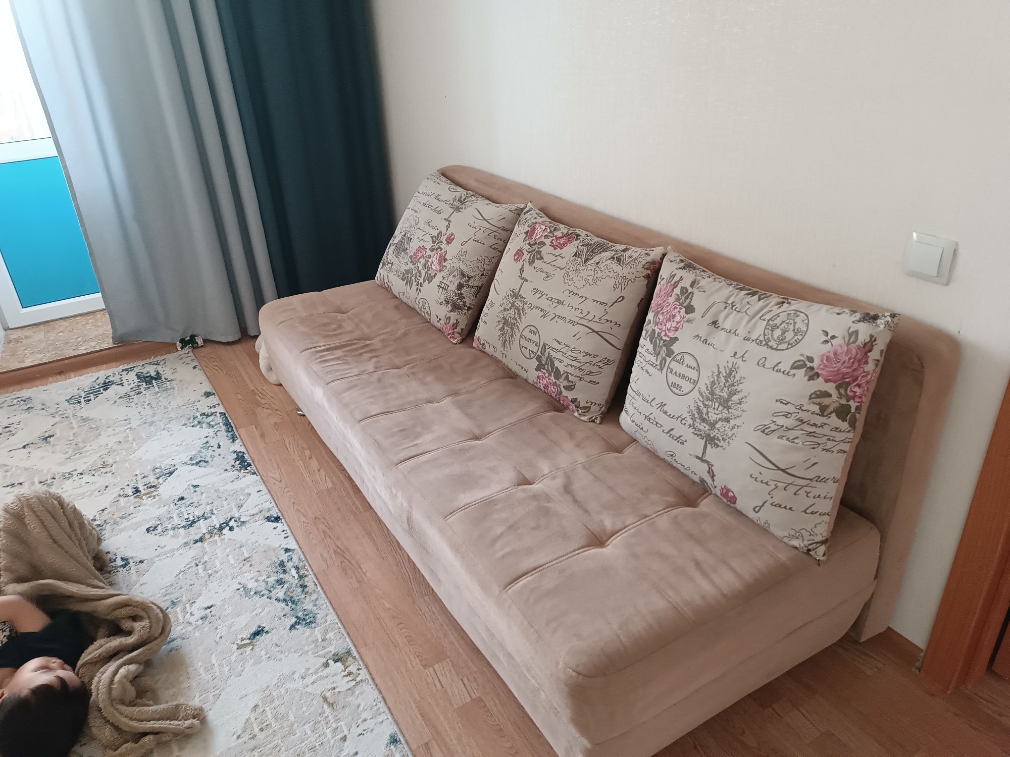 Продам раскладной диван , с полкой внутри. В комплекте есть подушки 3
