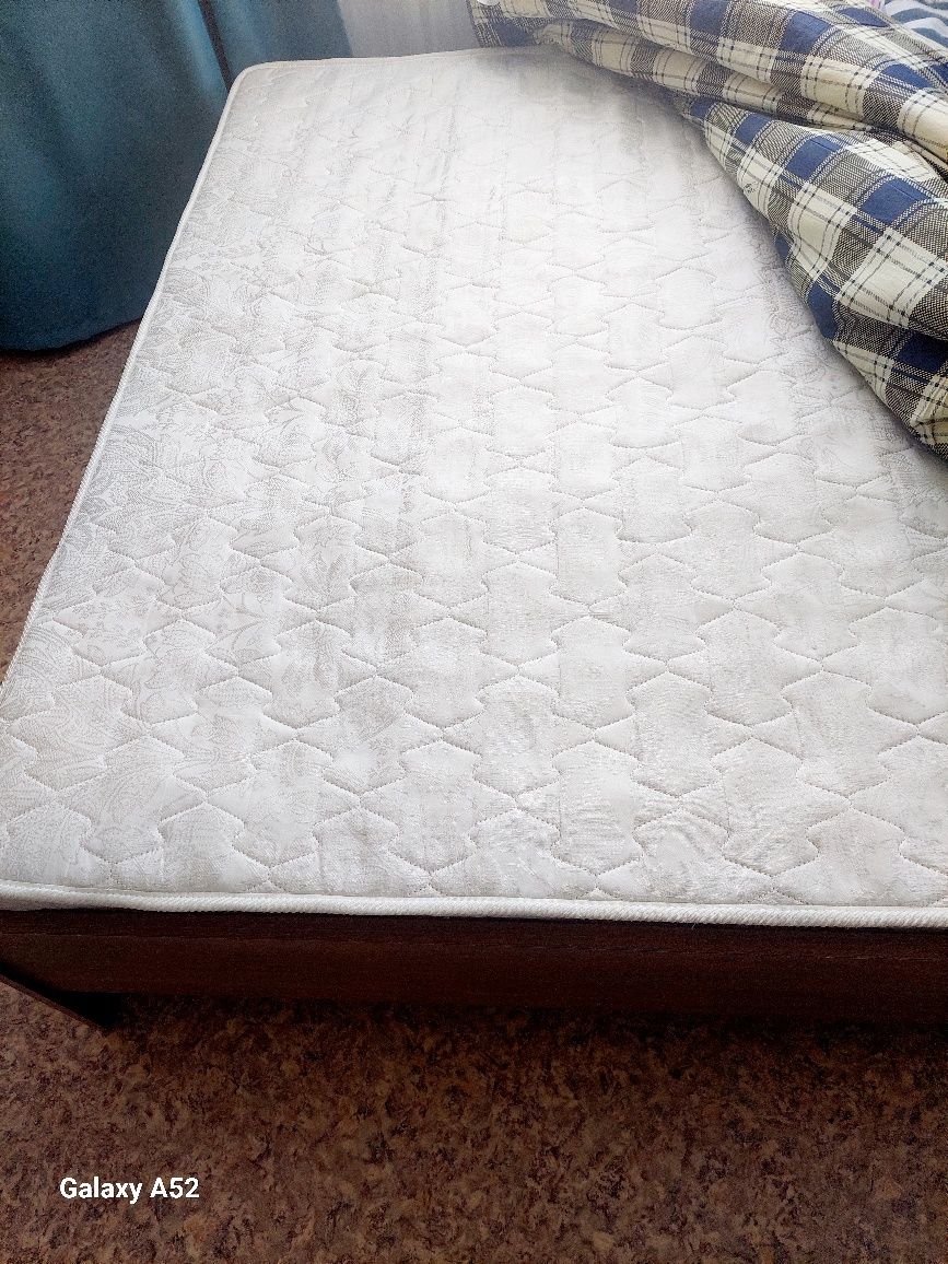 Продам 2х спальную кровать б/у
