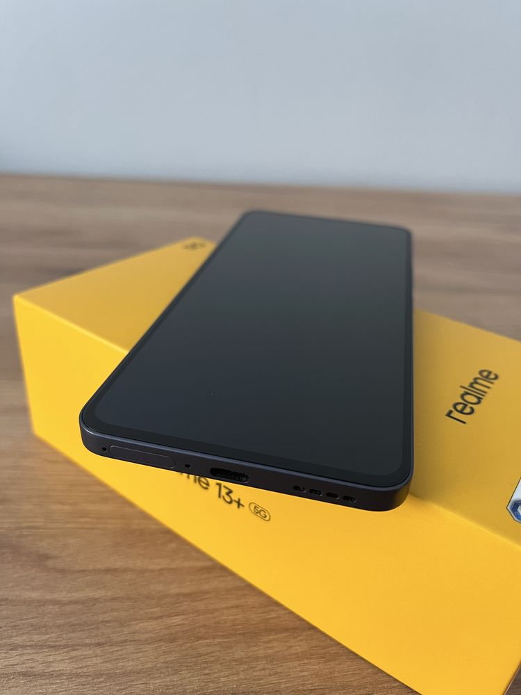 Realme 13 Plus 5g 8/256gb как новый!