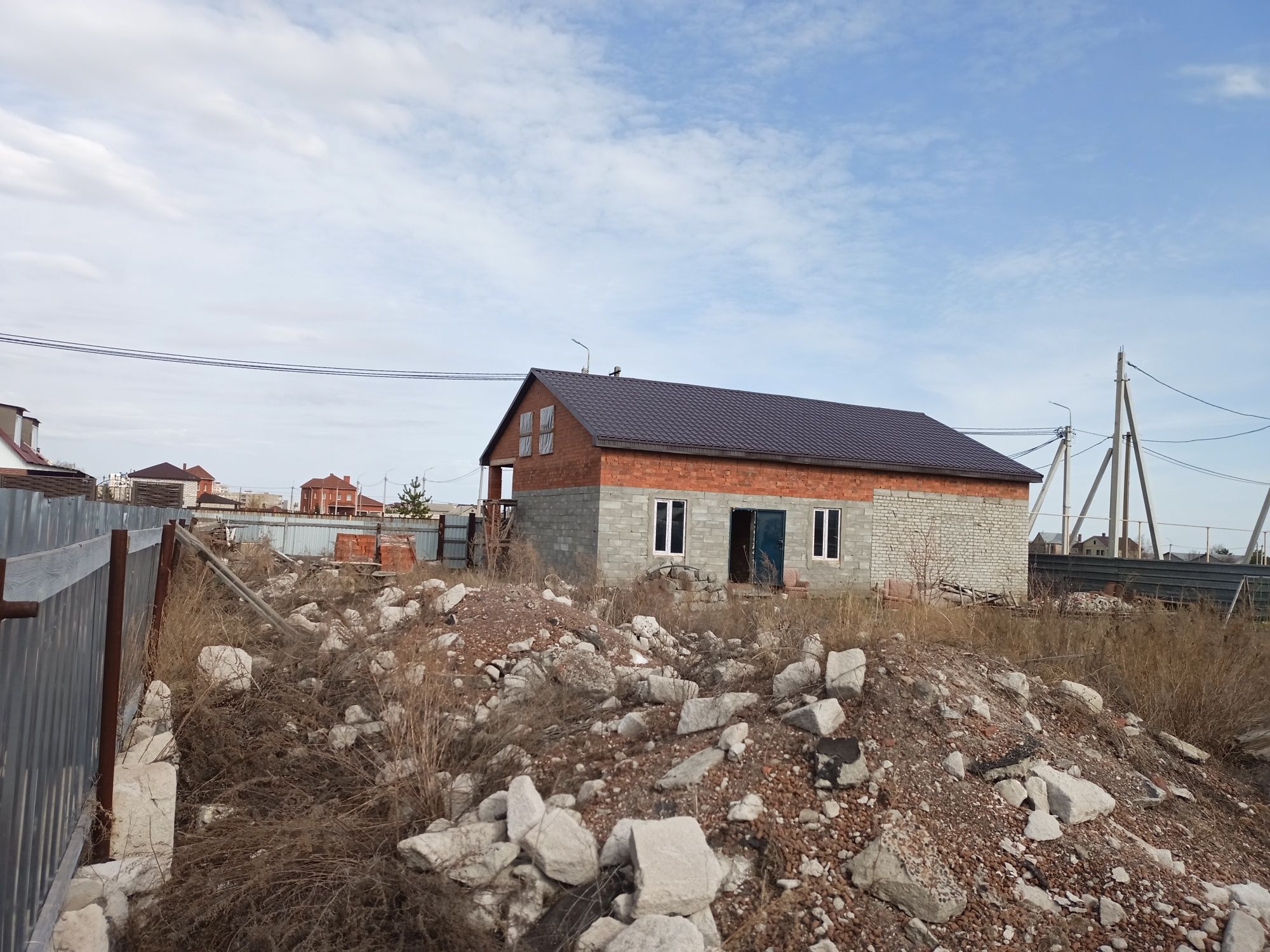 Дом с участком не достроенный
