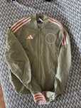 Продам женский костюм Adidas