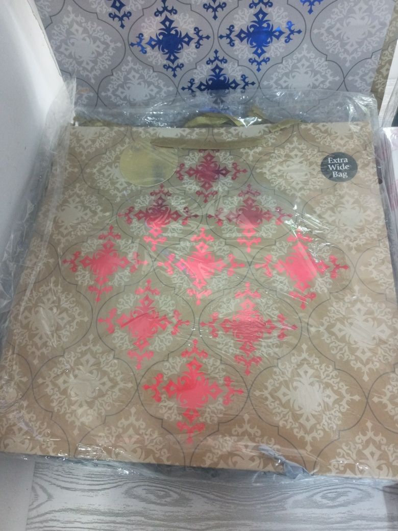 Праздничные и подарочные бумажные пакеты