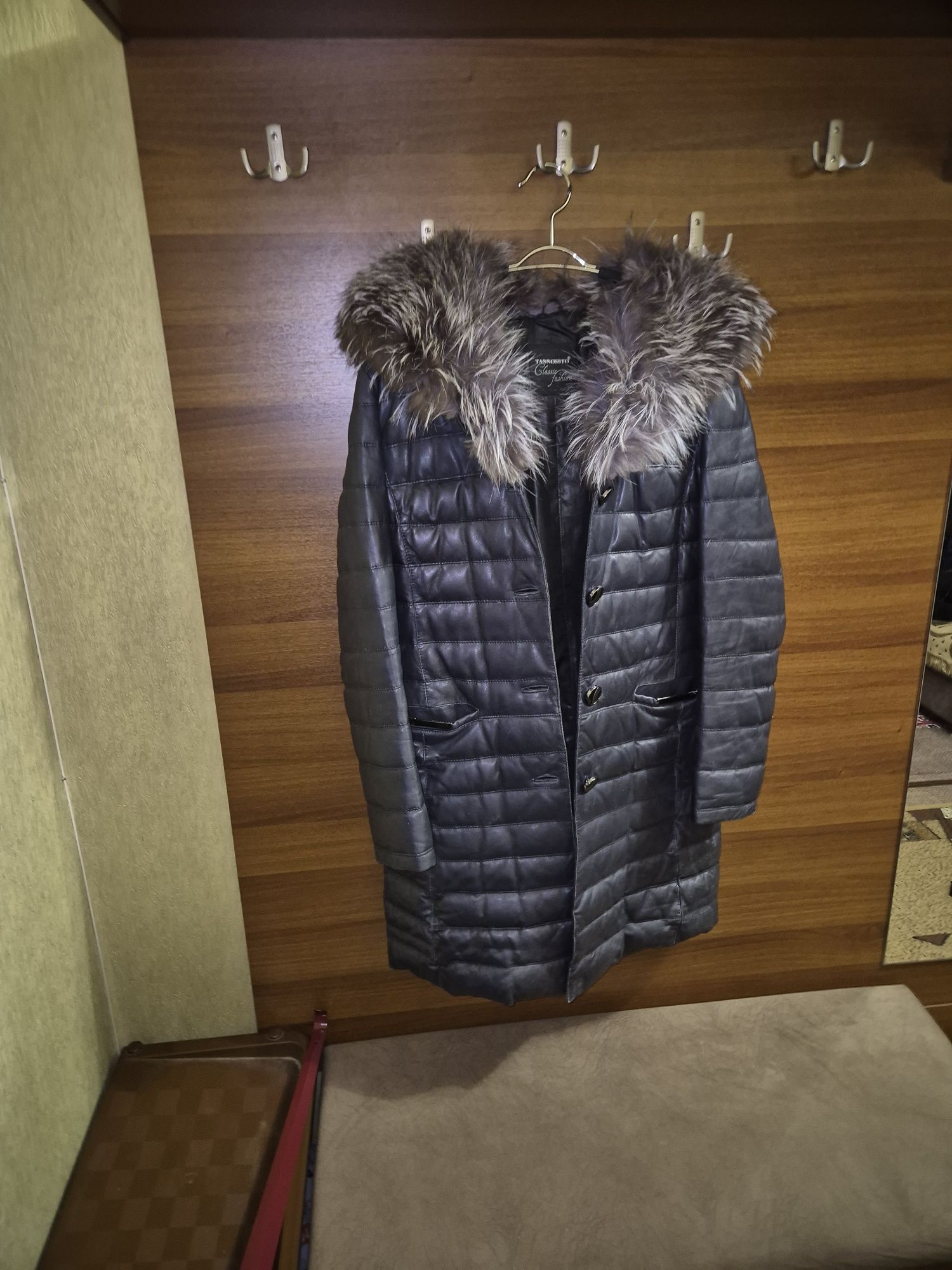 Кожаный пуховик с мехом чернобурки