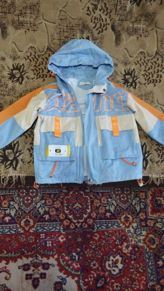Продам ветровку на 6-7 лет