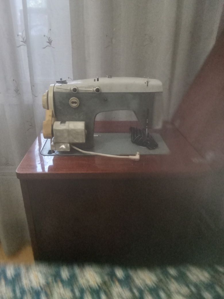 Продам... Машинку рвбочею в хорошем состоянии...