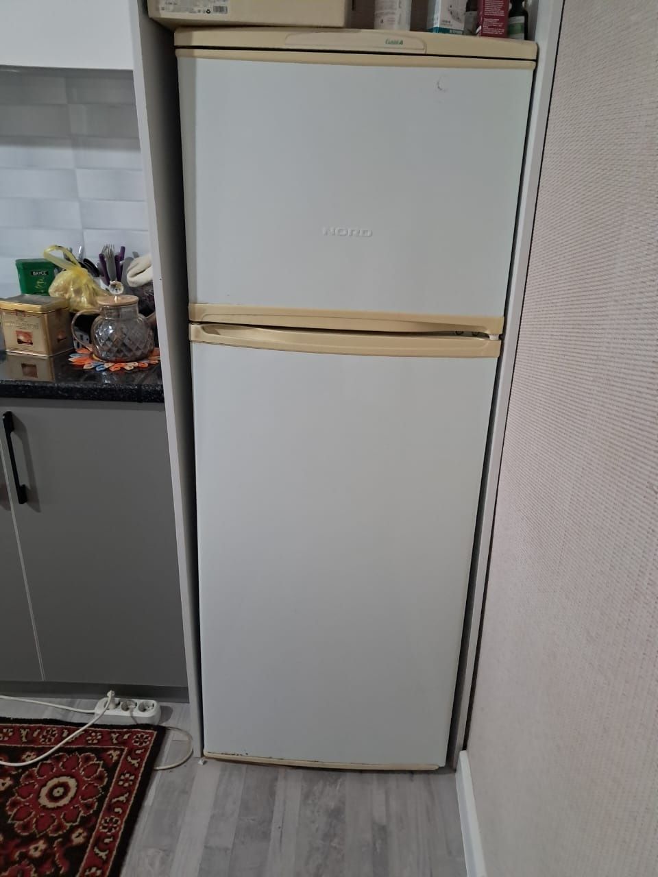 Холодильник хорошим состояние, данные время пользуемся