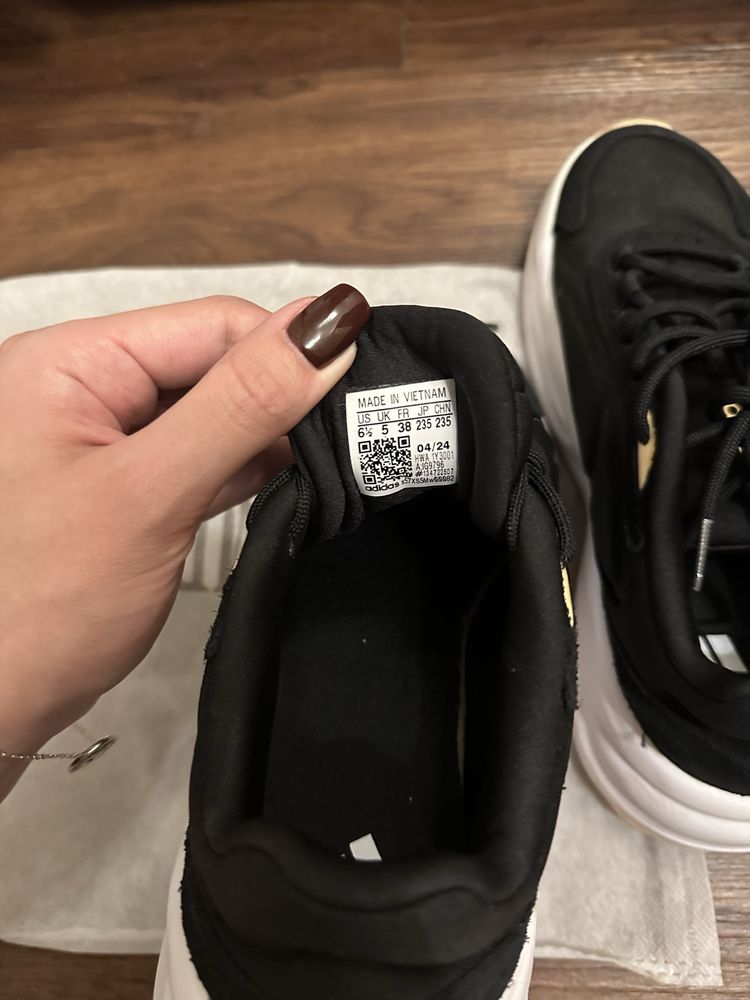 Продам оригинал кроссовки adidas Ozelle в идеале, р38