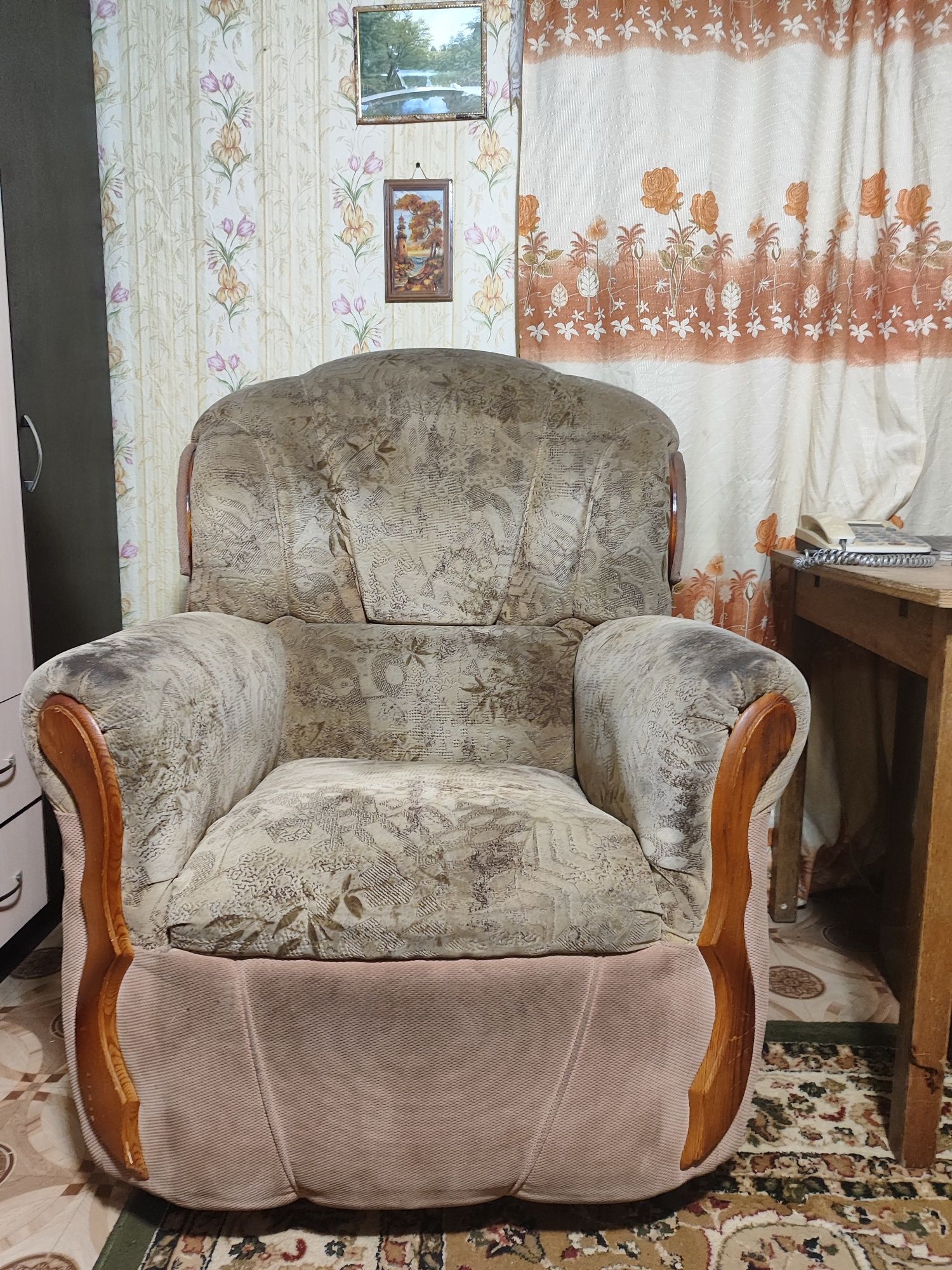 Продам два дивана и одно кресло в комплекте