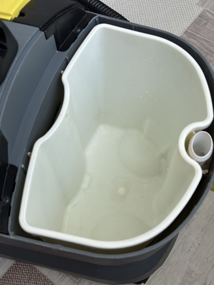 Моющий пылесос Karcher Puzzi 10/1 для химчистки мебели