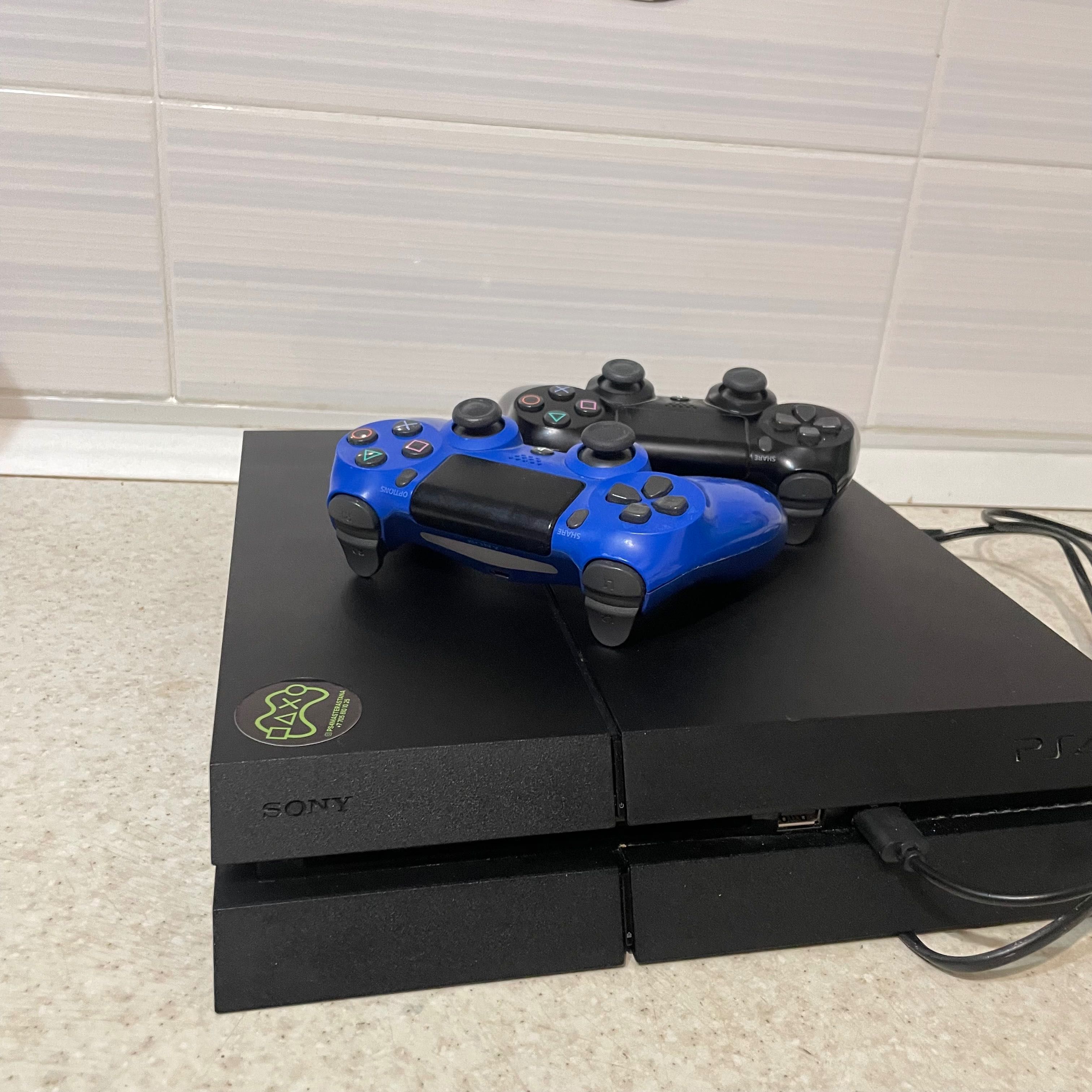 Плейстейшн PS 4 с джойстиками и игры
