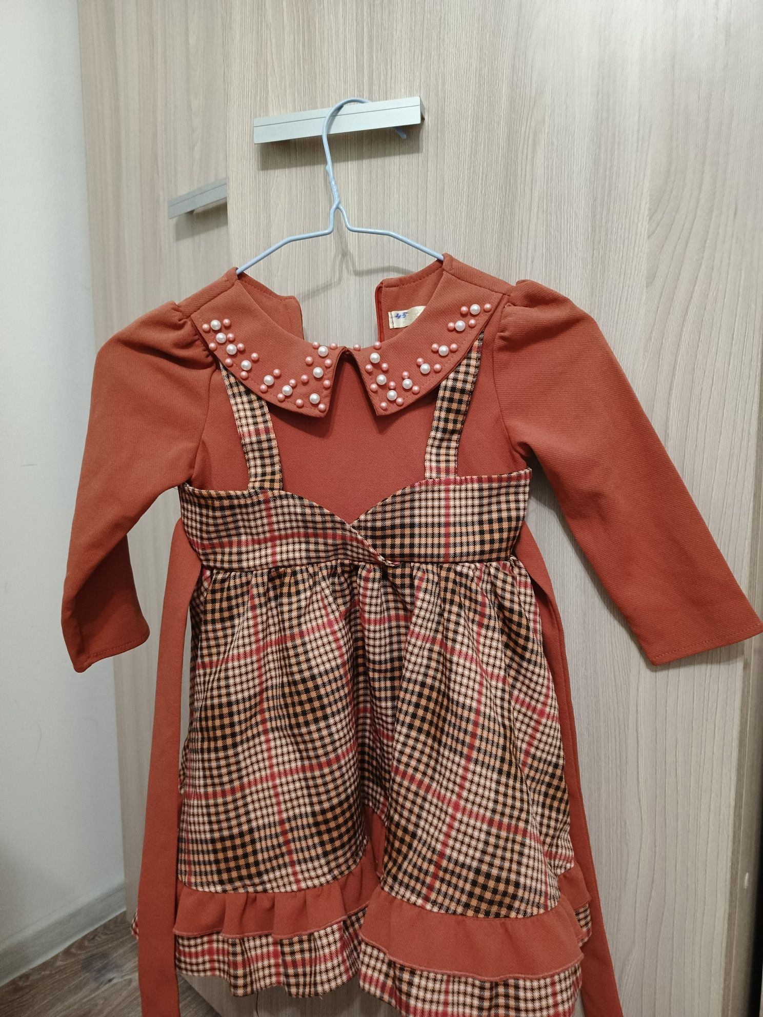 Продам нарядное платье на девочку на года 3-4