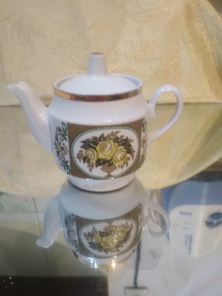 Продам фарфоровые чайники с сахарницами