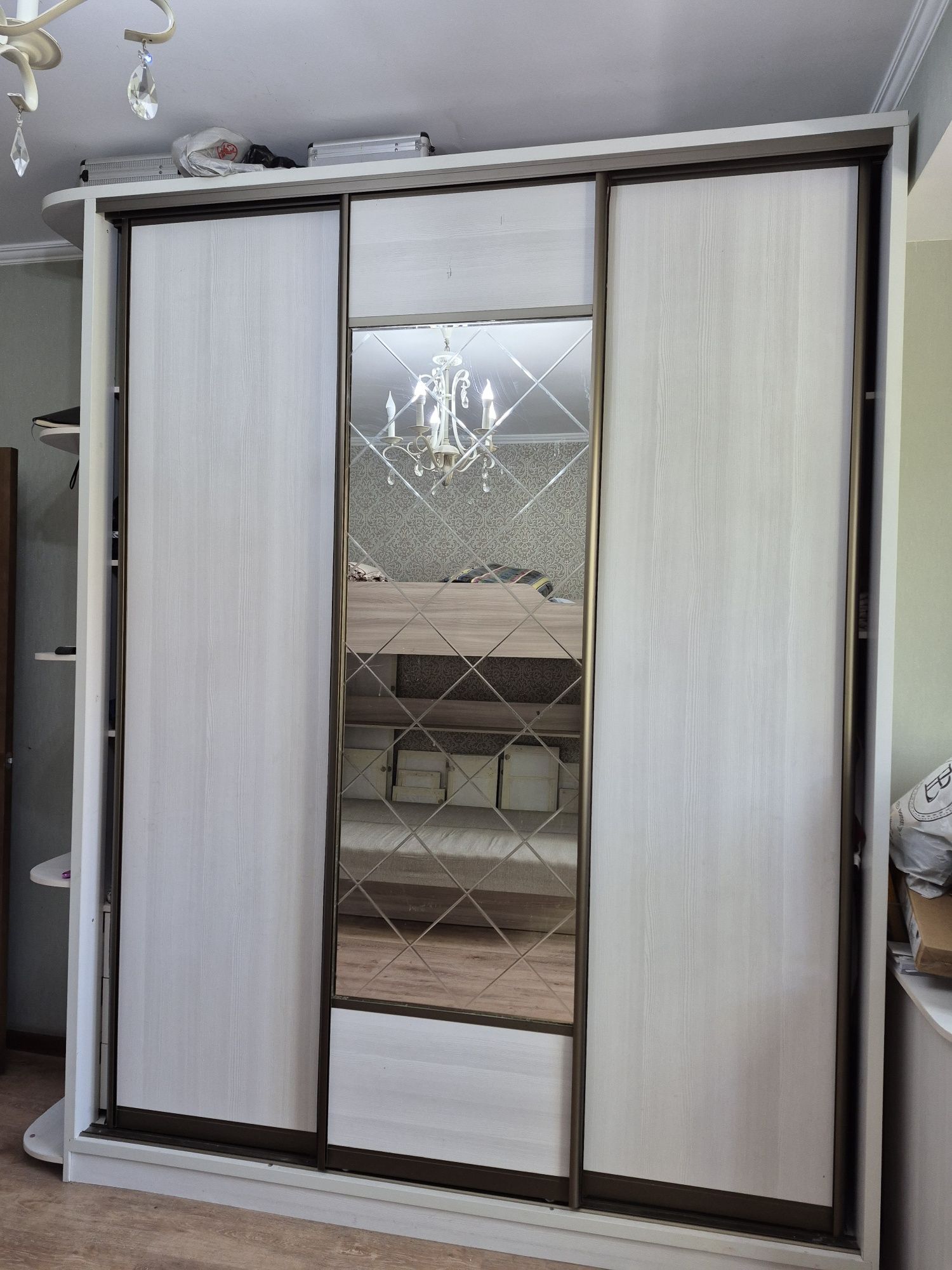 Продам шкаф трехдверный