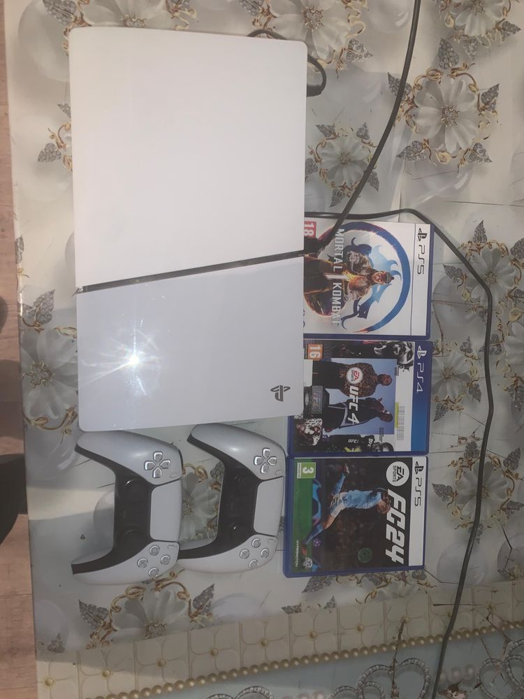 PlayStation 5 + 3игры в отличном состоянии