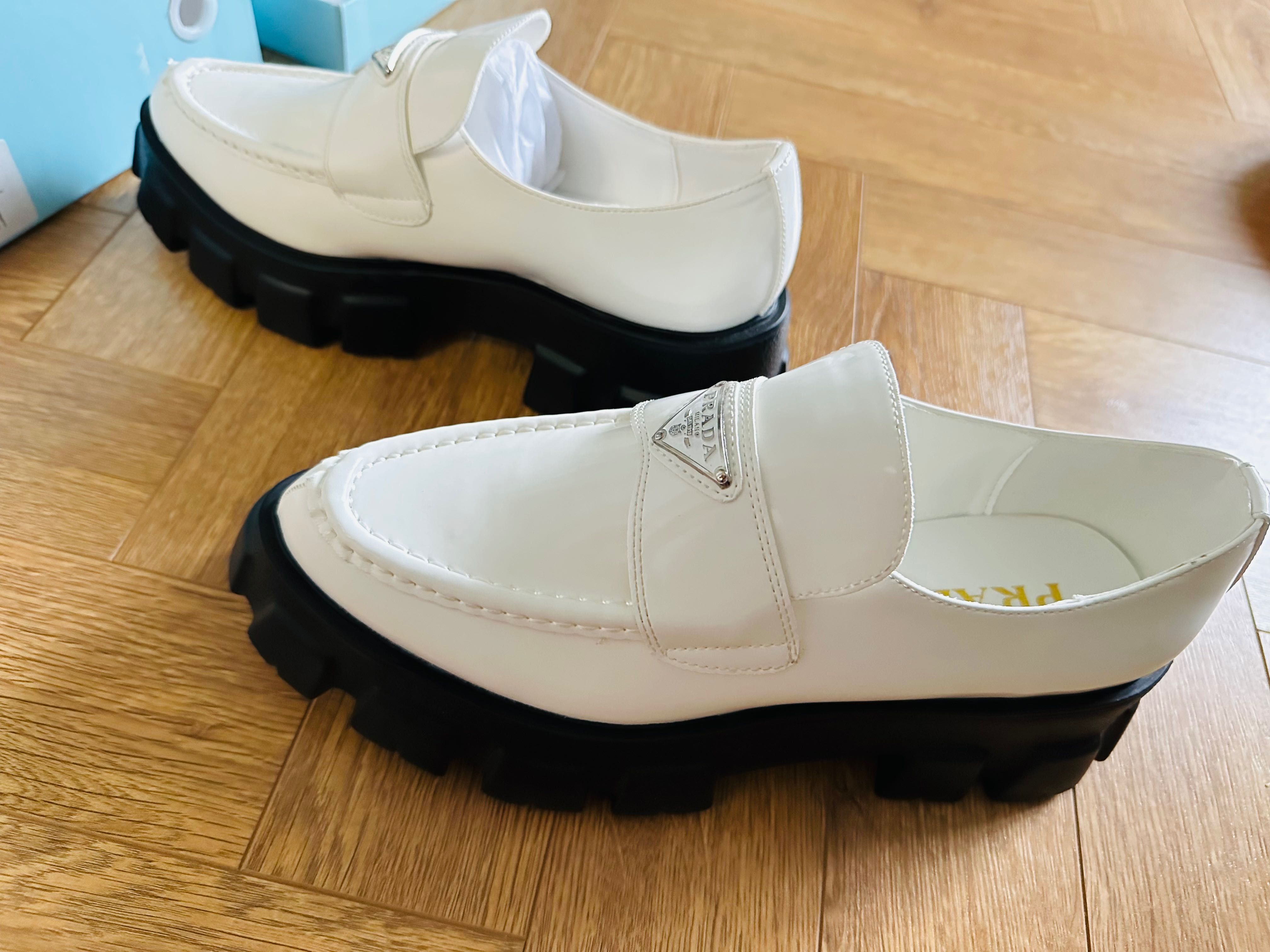 Белые Лоферы под prada