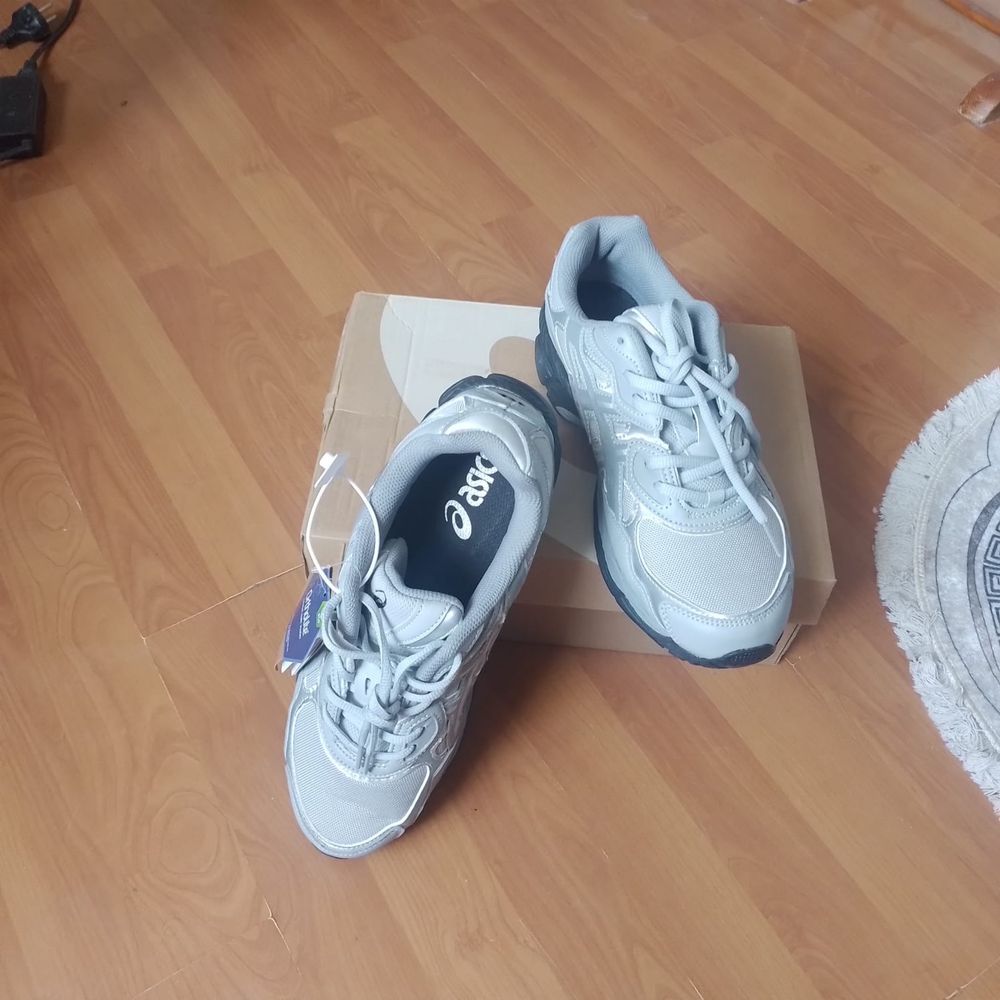 Отличные повседневные кроссовки бренда Asics (абсолютно новые)