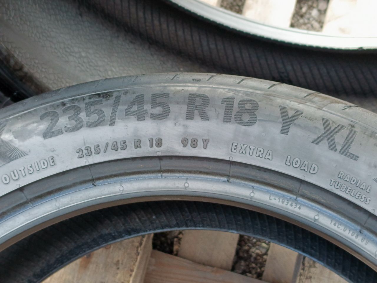 Шины безкамерки комплект 2 шт размер 235/45 R18