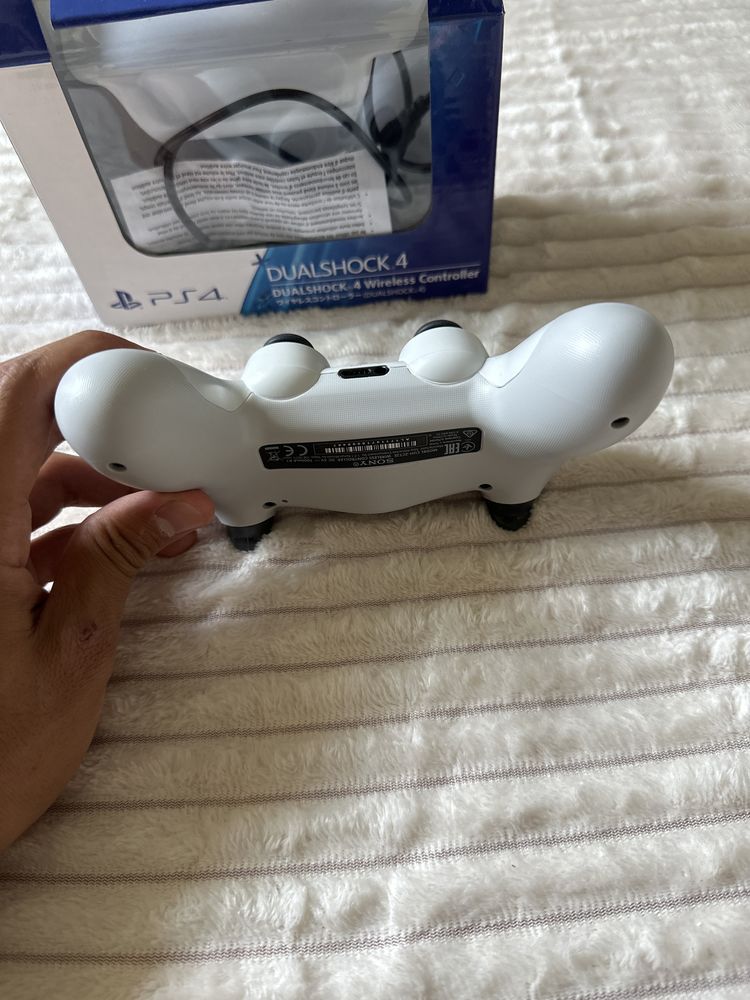 Игровой контроллер Sony Dualshock 4 v2 белый
