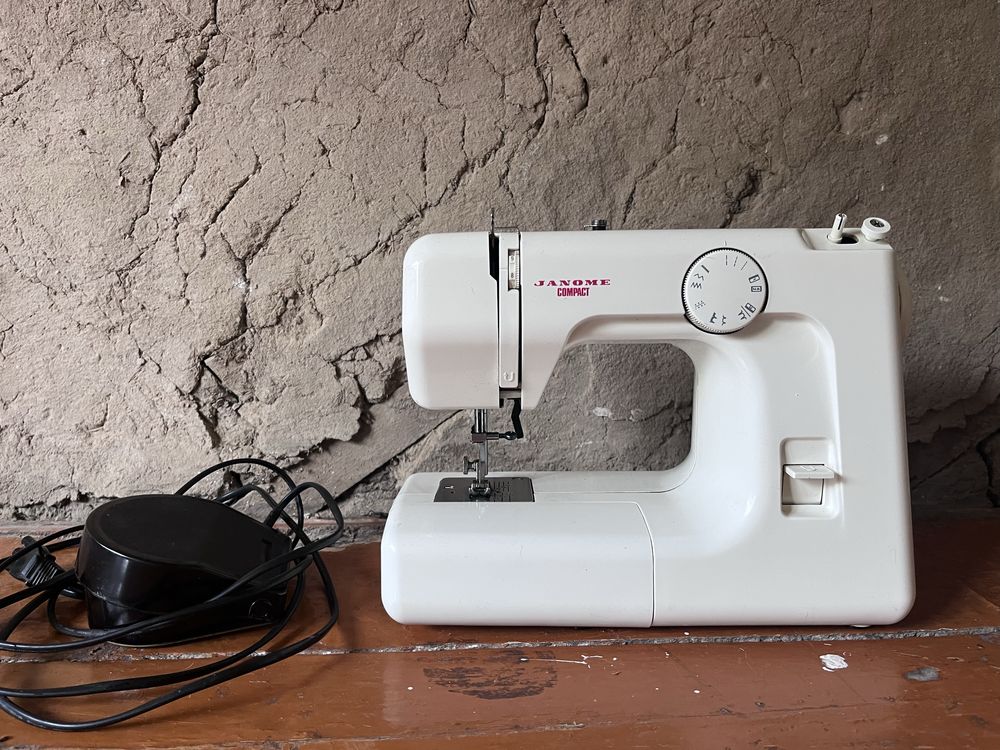 Продам швейную машинку Janome