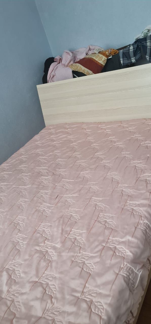 Продам двуспальную кровать с тумбочками