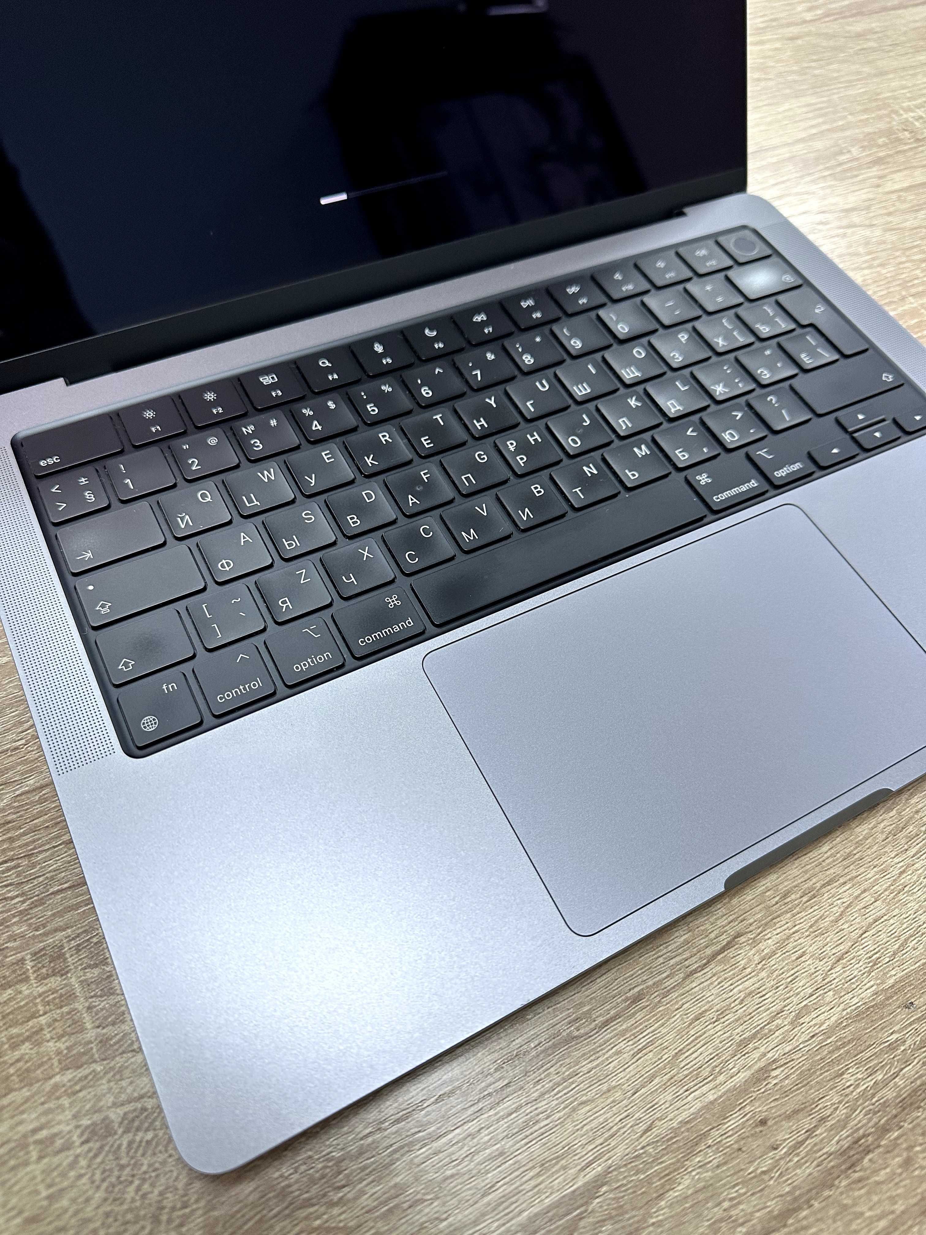 Ноутбук Apple MacBook Pro M2 14.2" / 16 Гб / SSD 512 Гб