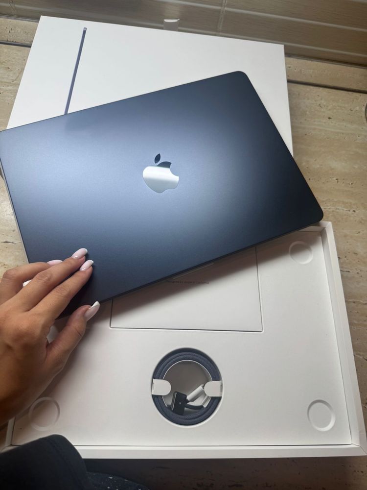 Ноутбук Apple MacBook Air 13 2025 / 16 Гб / SSD 256 Гб / macOS / MW123