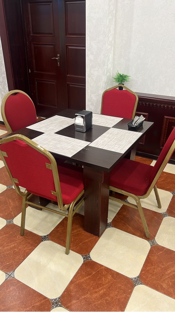 Стулья красного цвета