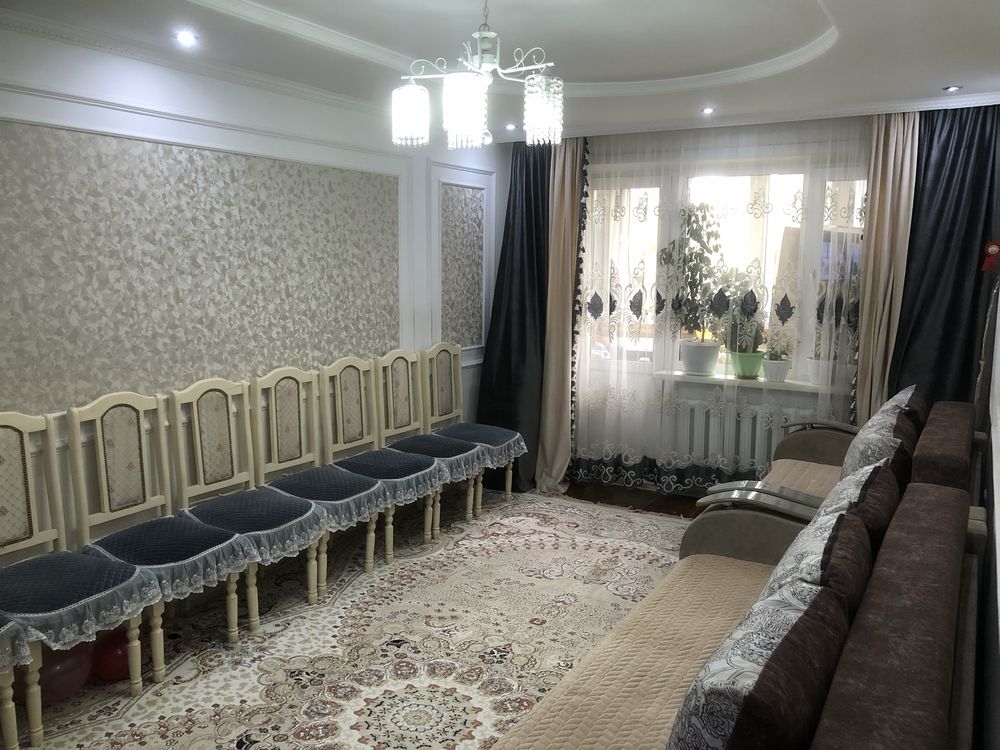 стол стулями для гостиной