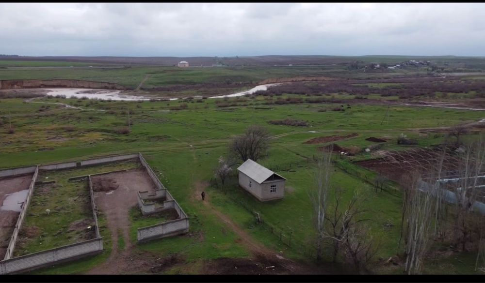 Кәсіпкерлік мақсатта жер сатылады, толығымен қоршалған.