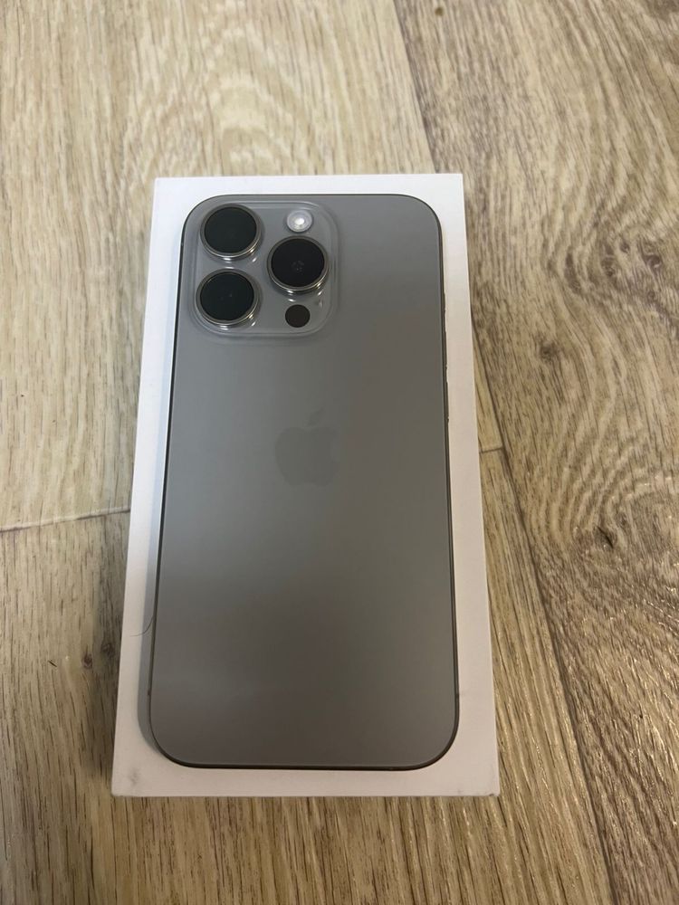Iphone 15 pro состояние нового.