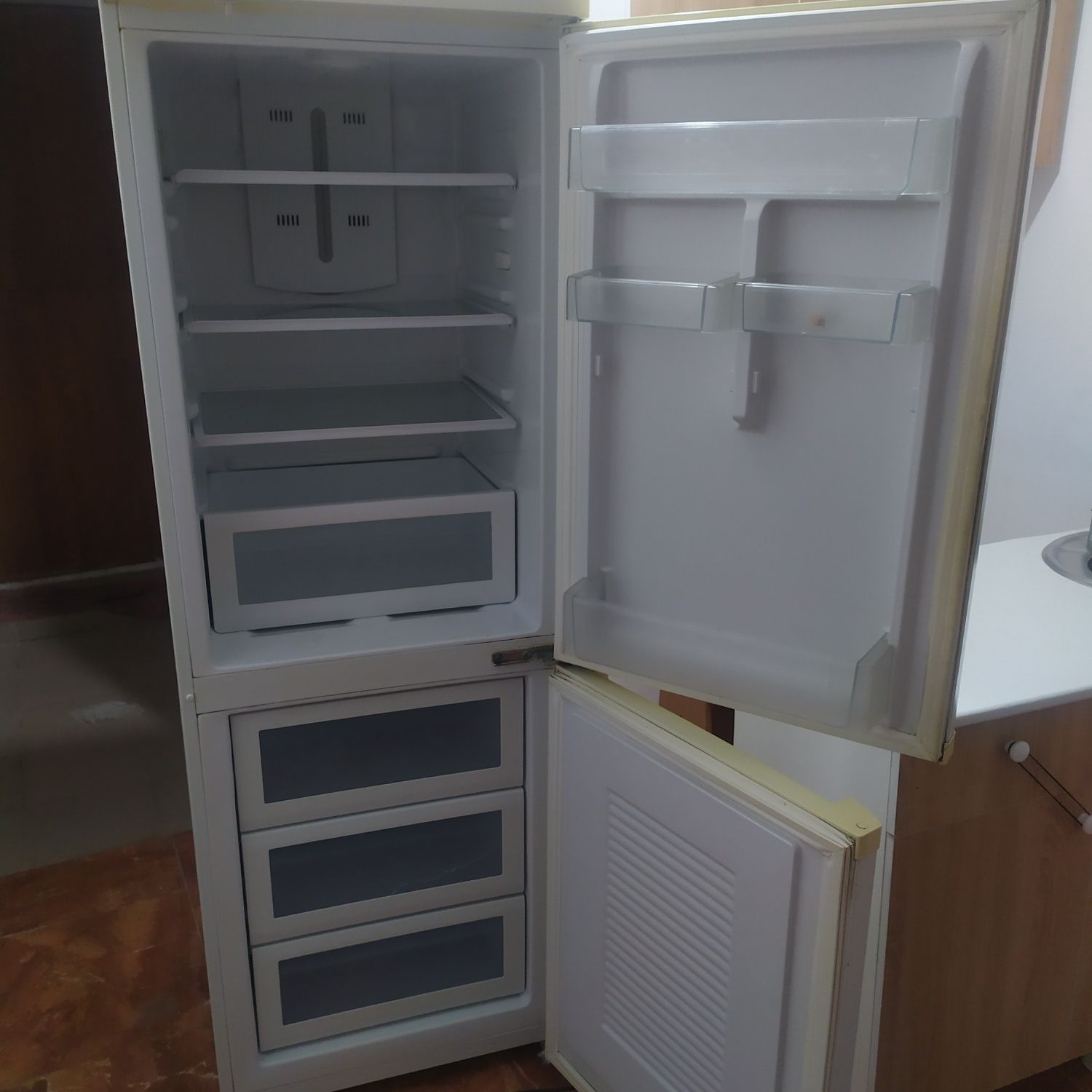 Продам холодильник