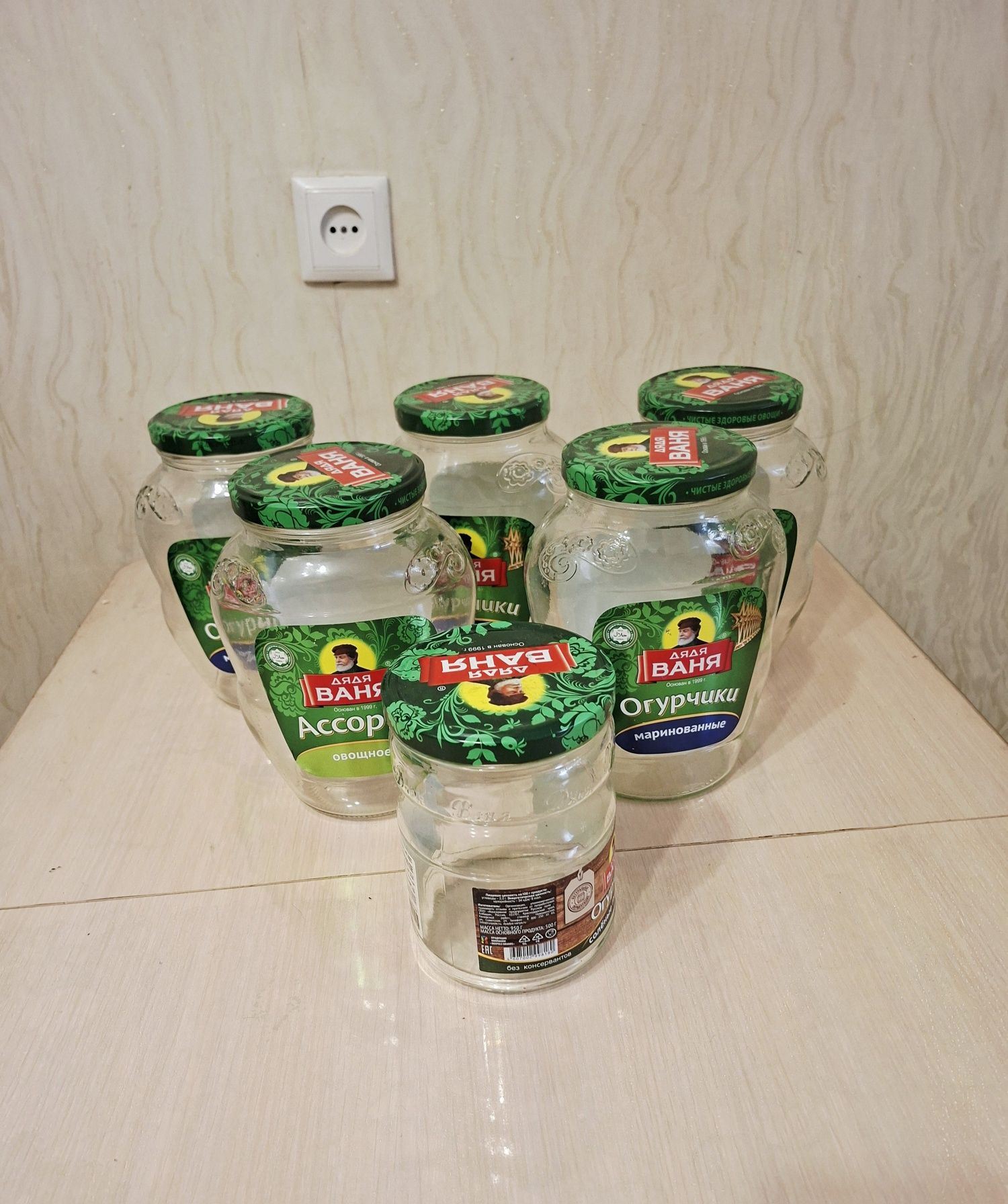 Банки стеклянные ,винтовые 2л