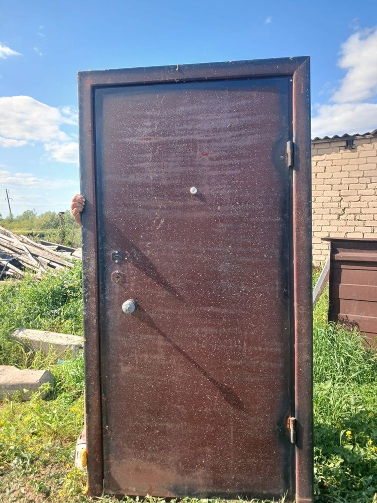 Продам входную железную дверь