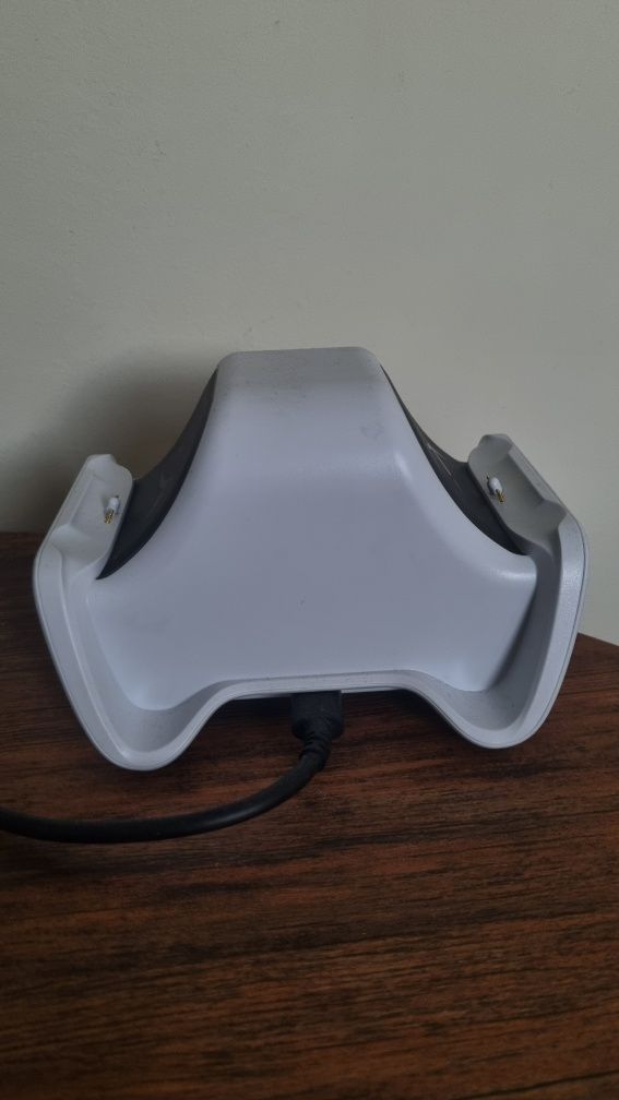 Зарядная станция hyper xна Playstation джостики на ps 5