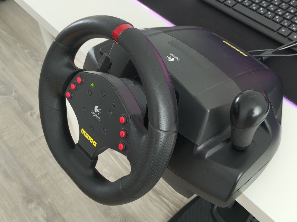 Руль Logitech MOMO Racing