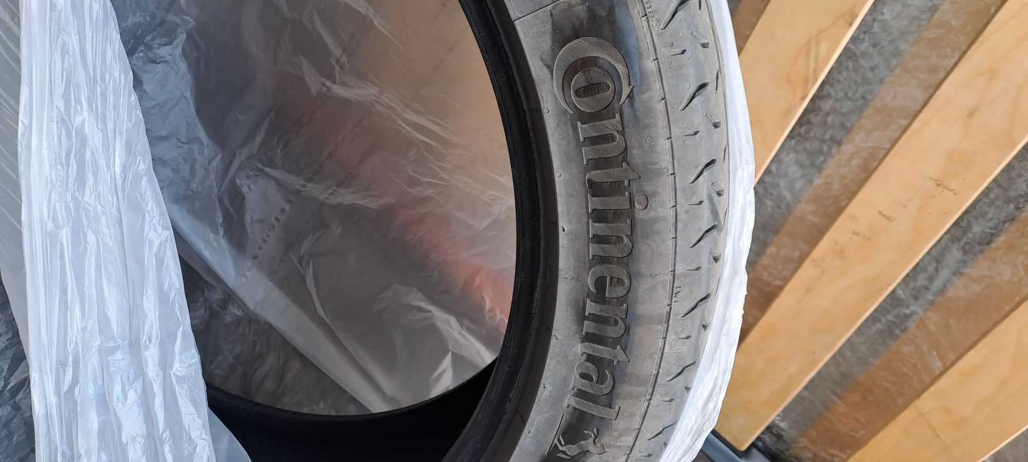 Шина Continental  245/45/20 в комплекте