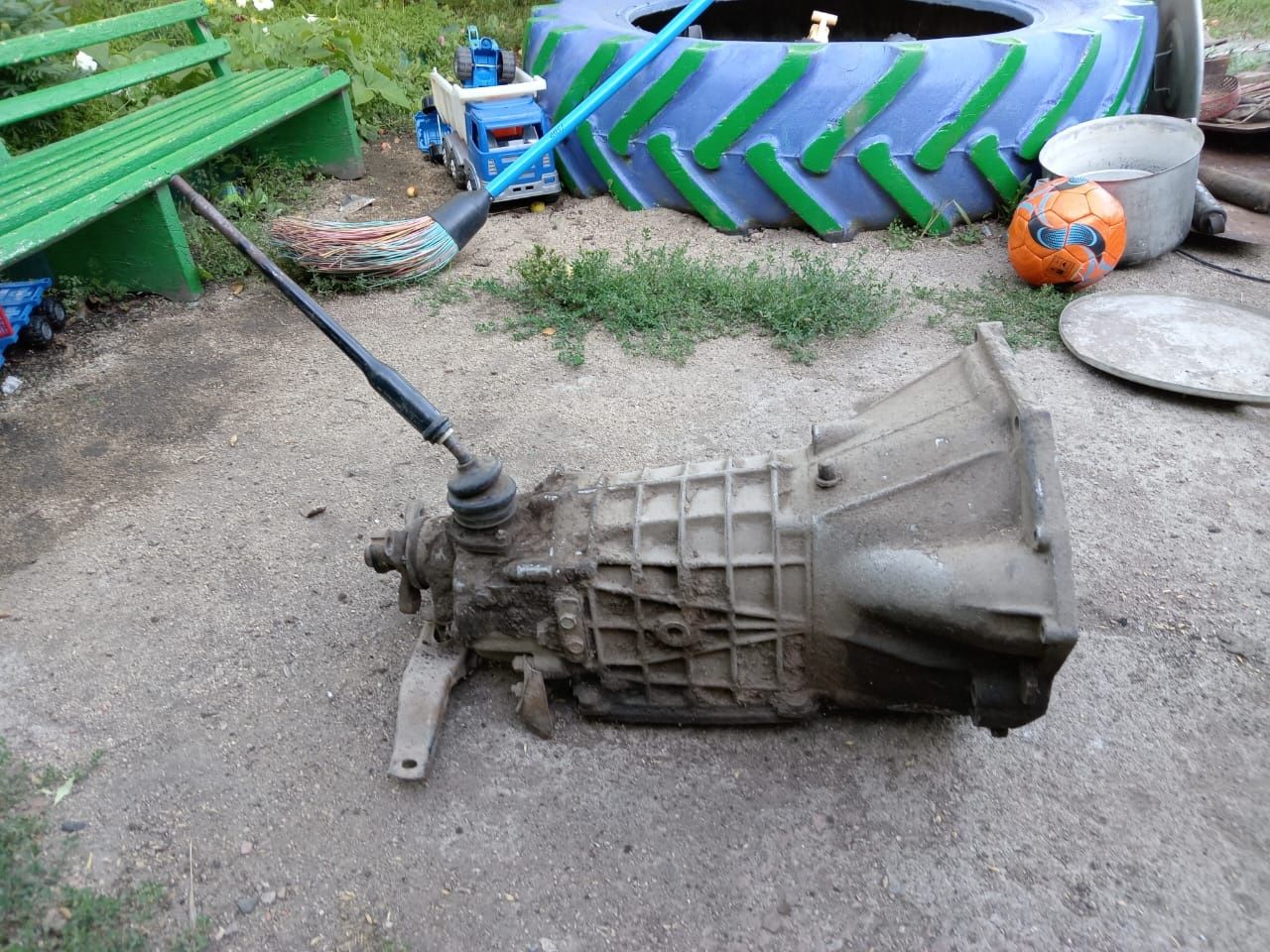 Продам, двигатель и коробку