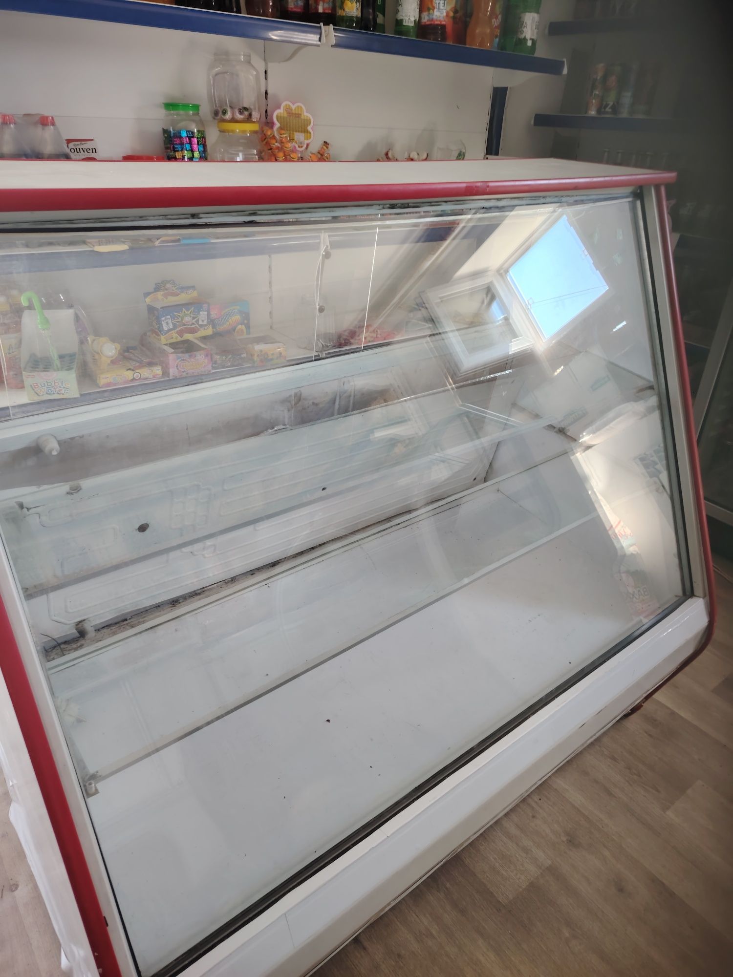 Продам стелажи для магазина. Очень качественный металлический длна 15м