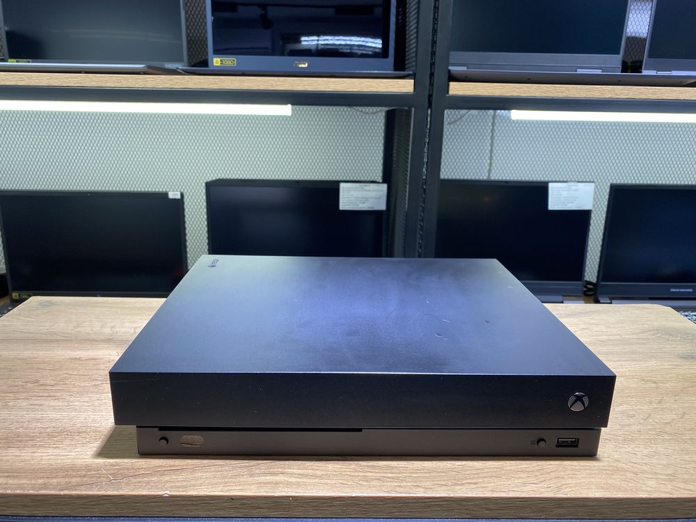 XBOX One X, 1 TB, 4K Ultra HD, HDR, 2 джойстика, 2 диска, 10296/А10