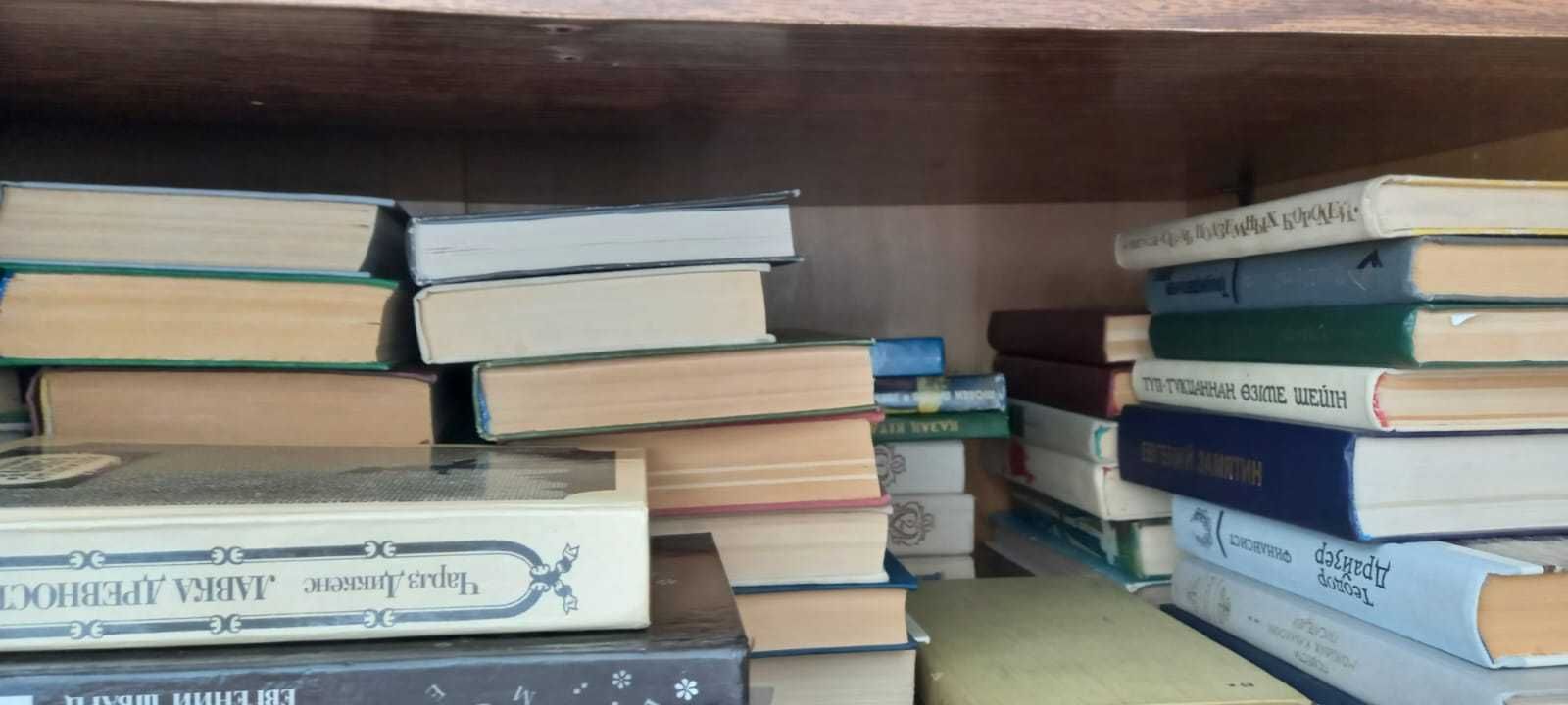 много книг. разные книги