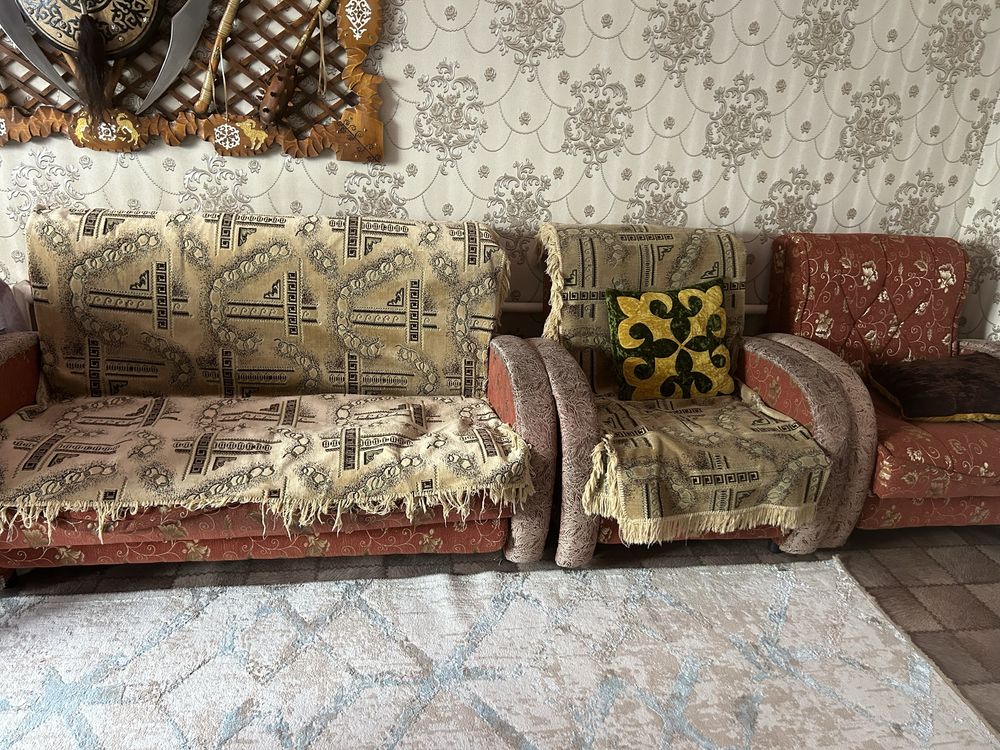 Продам диван с двумя креслами