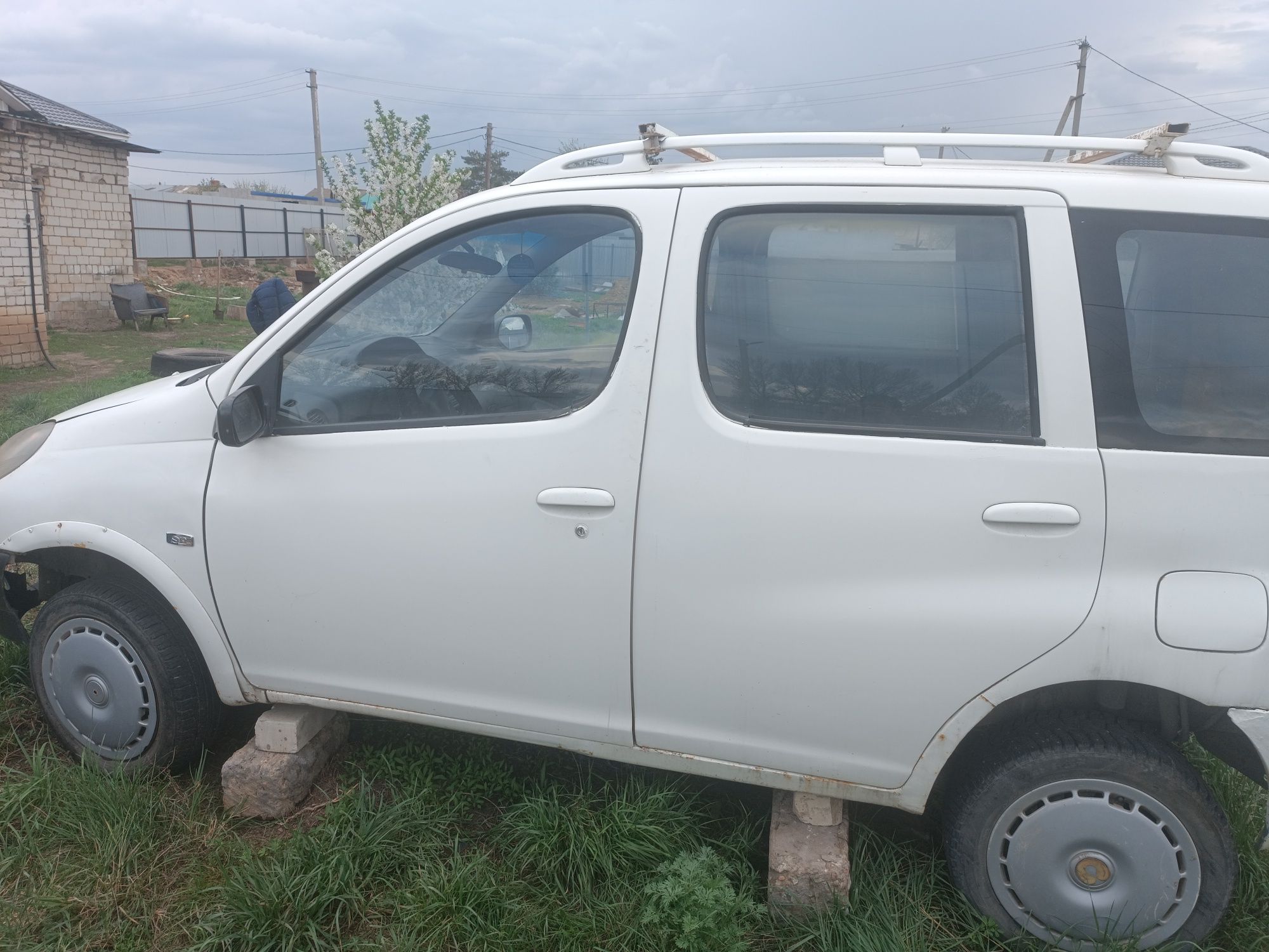 Toyota Yaris    .