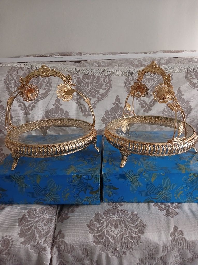 Продаётся две стеклянные менежницы
