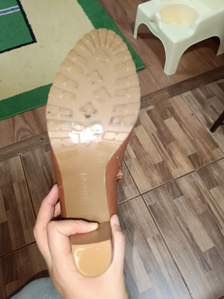 Срочно продам женские сапоги новые