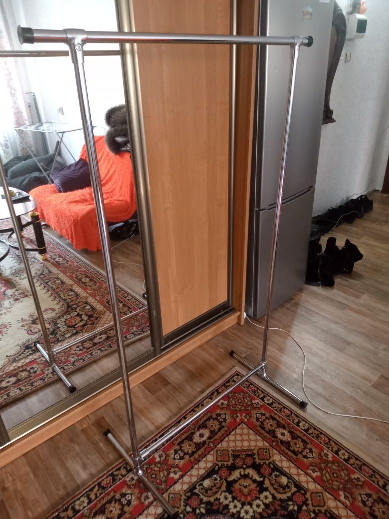 Продам стойки Вешалки новые разбираються для одежды