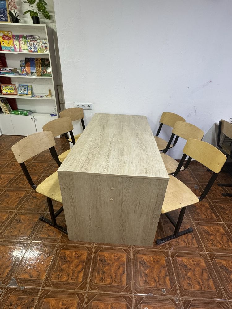Продается 2 стола , и 8 стульев отдельно