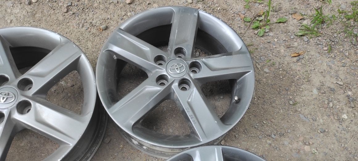 Комплект оригинальных дисков R17. Toyota Camry